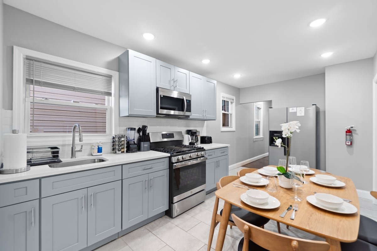 Spacious retreat w/ 2 kitchens & games gallery image 5