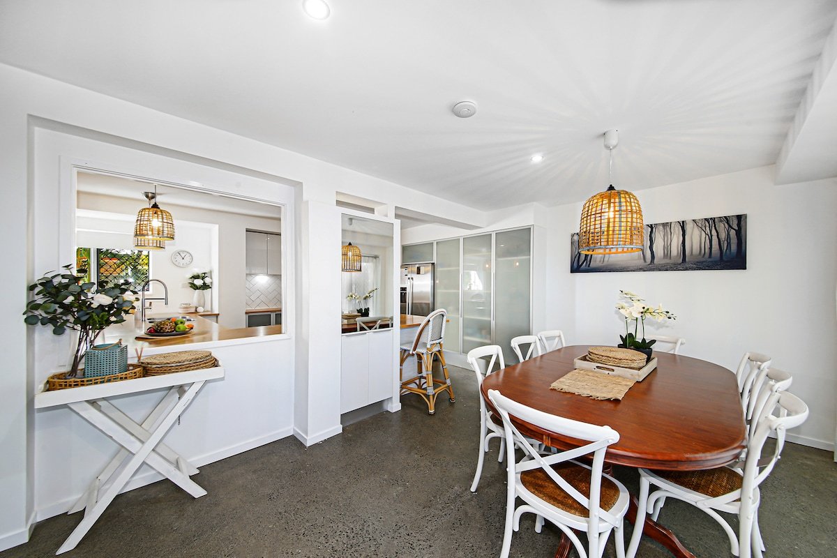 Relaxing home at Maroochydore River sleeps 8 to 13 gallery image 4