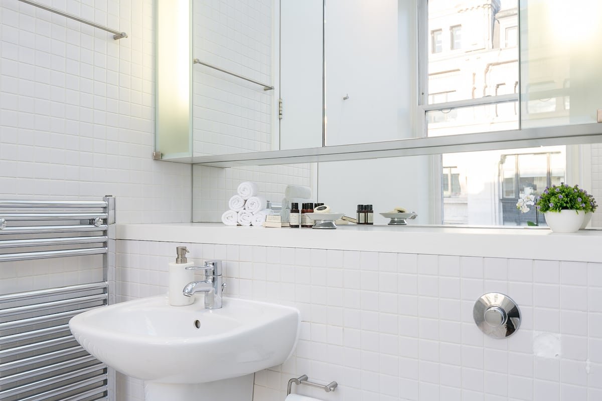 Spacious & Modern Baker Street Suite gallery image 4