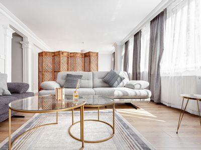 Modern &Spacious 4BR-2BA. Main Street Metro &Lift