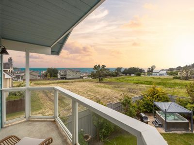 Coastal Dream! OceanView, steps2beach, HotTub, BBQ
