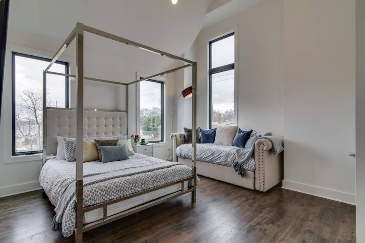 6 BR Gulch Homes, Garages, Rooftops, Walk to Gulch gallery image 5