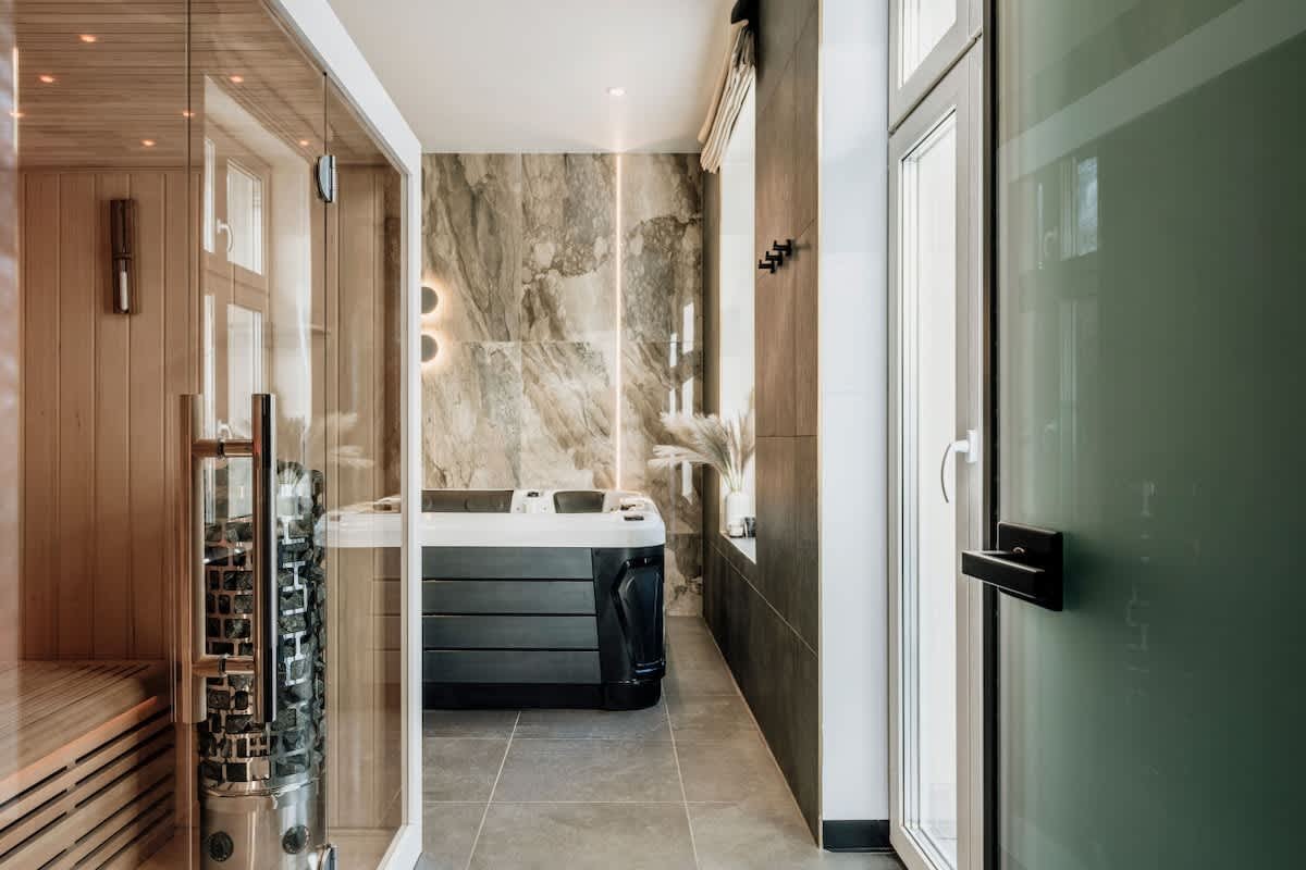 Royal Retreat: Wellness, Jacuzzi & Sauna gallery image 3