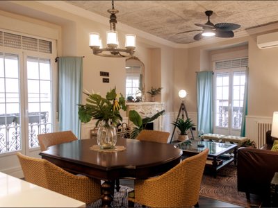 Bungalow 8- Luxury Apt in Historic ❤ of Madrid