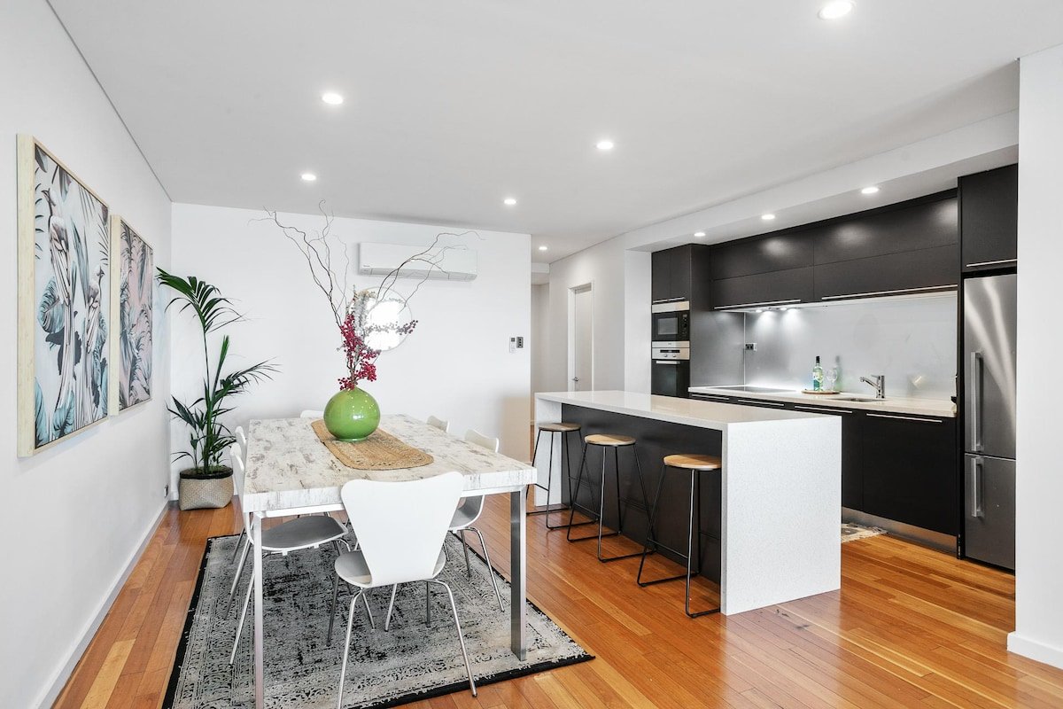 Apartment M401 – coastal style and luxury awaits! gallery image 2