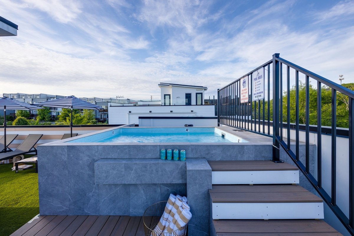 Heated Rooftop Pool, Games,Elevator,Sleeps11 gallery image 3
