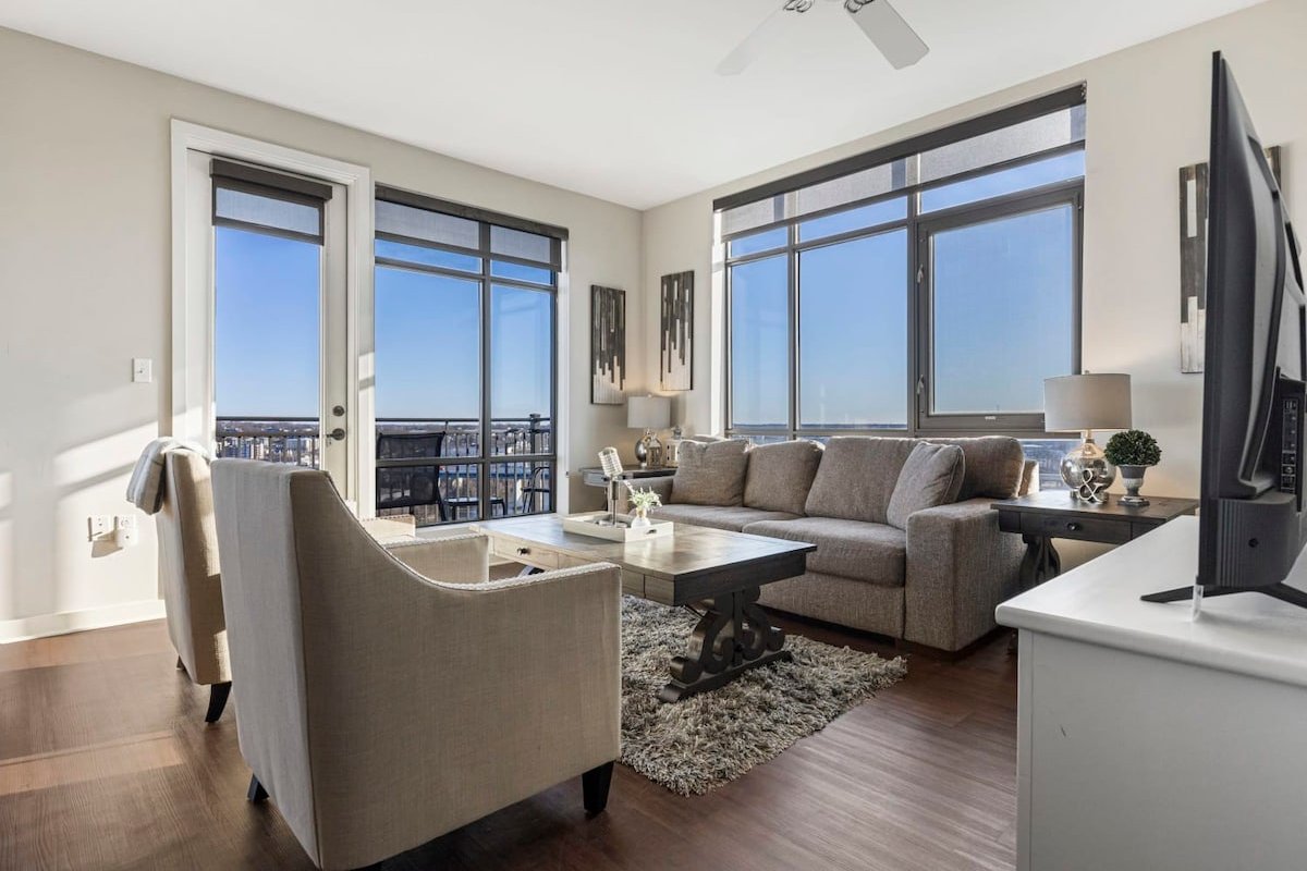 Luxurious Downtown Corner Views 2 bed 2bath 61 gallery image 3
