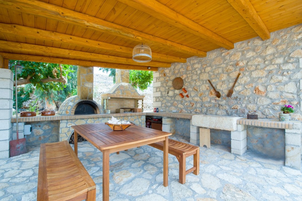 100mt to the Beach * Stunning Sunset* Full Privacy gallery image 5