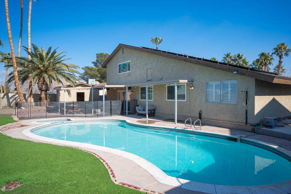 Pool & Spa Oasis with Game Room – Close to STRIP!