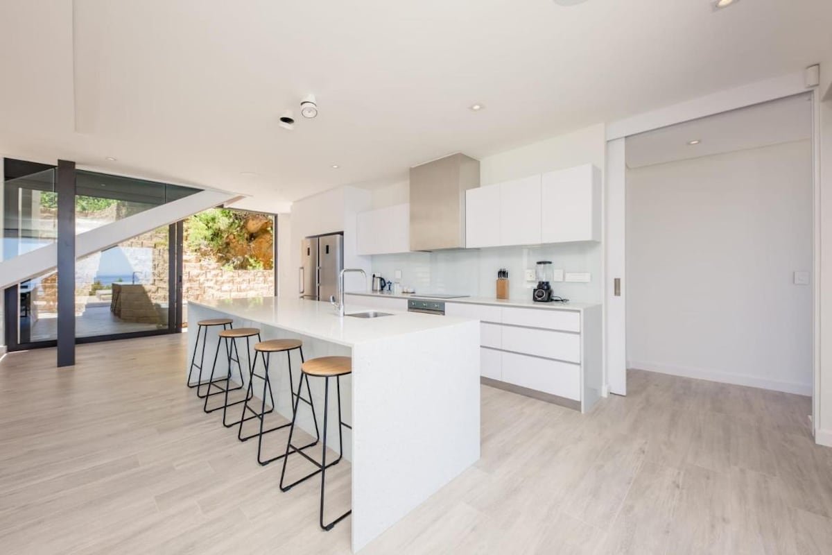 Spectacular 6-Bedroom Oasis in Camps Bay gallery image 5