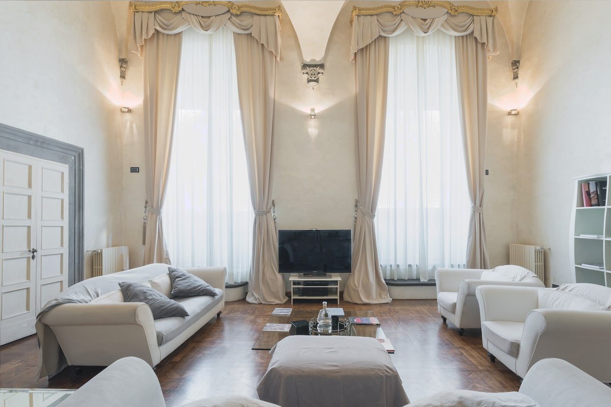 Mozart regal residence w/ lift at Piazza del Duomo gallery image 2