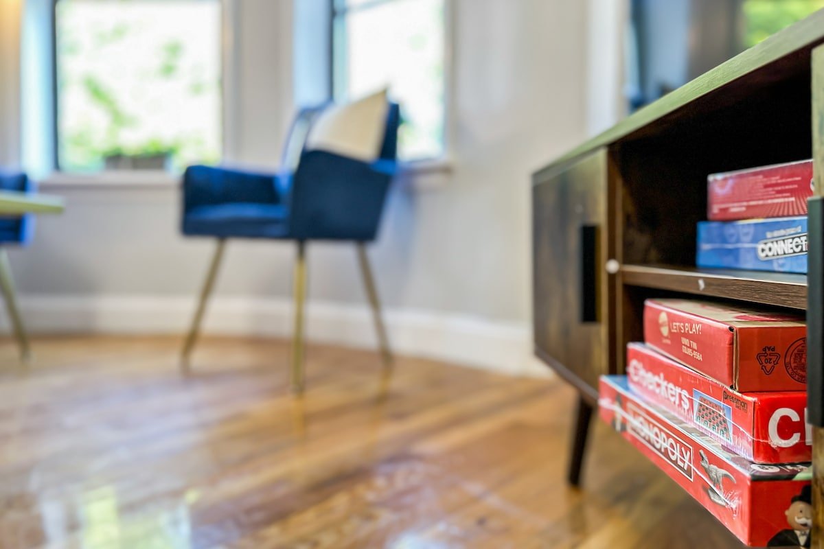 Modern 5 Bedroom 2 Bath 2 Min to train gallery image 3