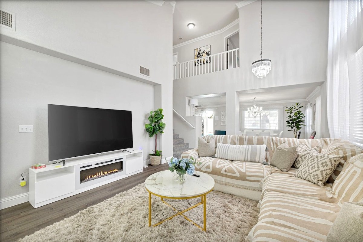 Modern Home in Vegas Strip | Heated Pool | Jacuzzi gallery image 2