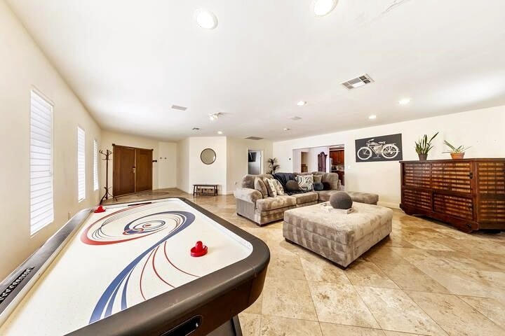 Spacious Retreat Near Strip, Gated, Sauna, Dogs OK gallery image 2