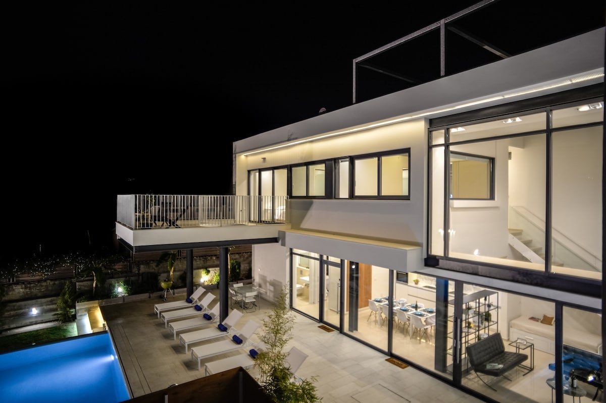 NRG Villa, Superior Design, 5′ on foot from beach! gallery image 5