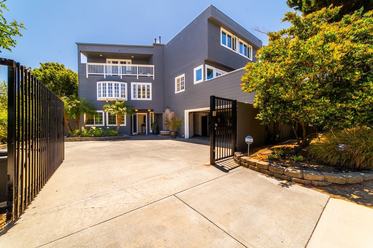 Charming East Coast style home in Del Mar w/ pool gallery image 3