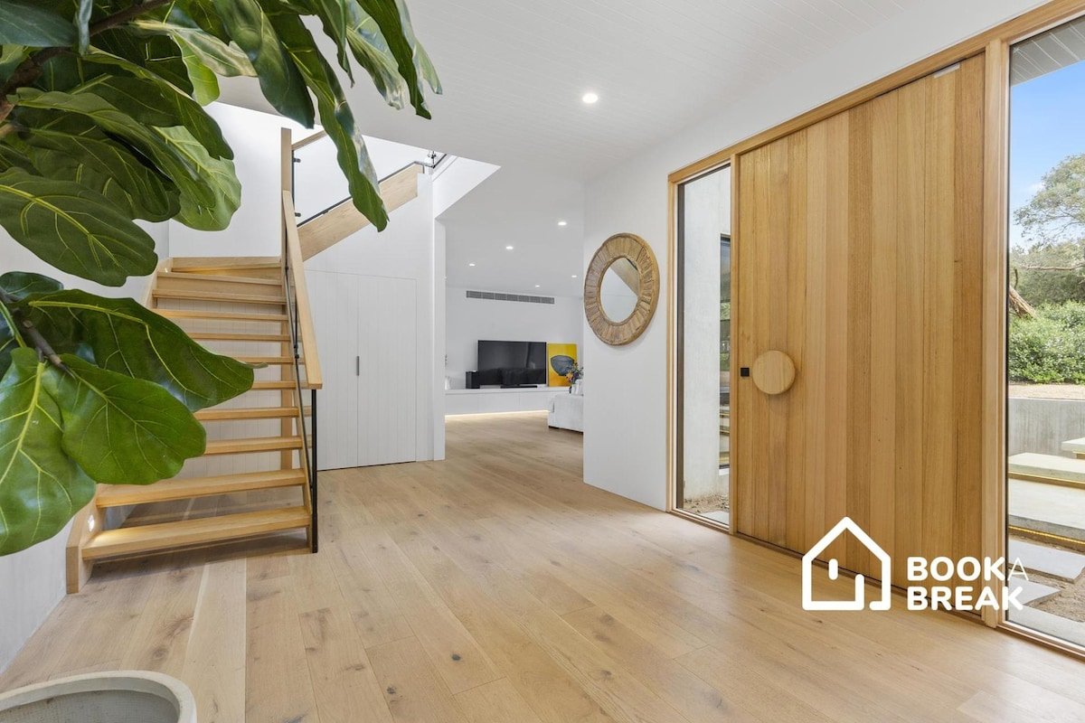 Cambridge Gardens – Luxury with Pool & Heated Spa gallery image 5