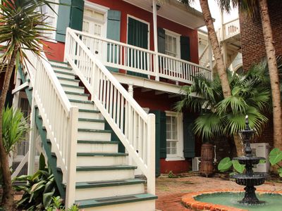 Burgundy Cottages in FQ with 18 rooms & 21 beds
