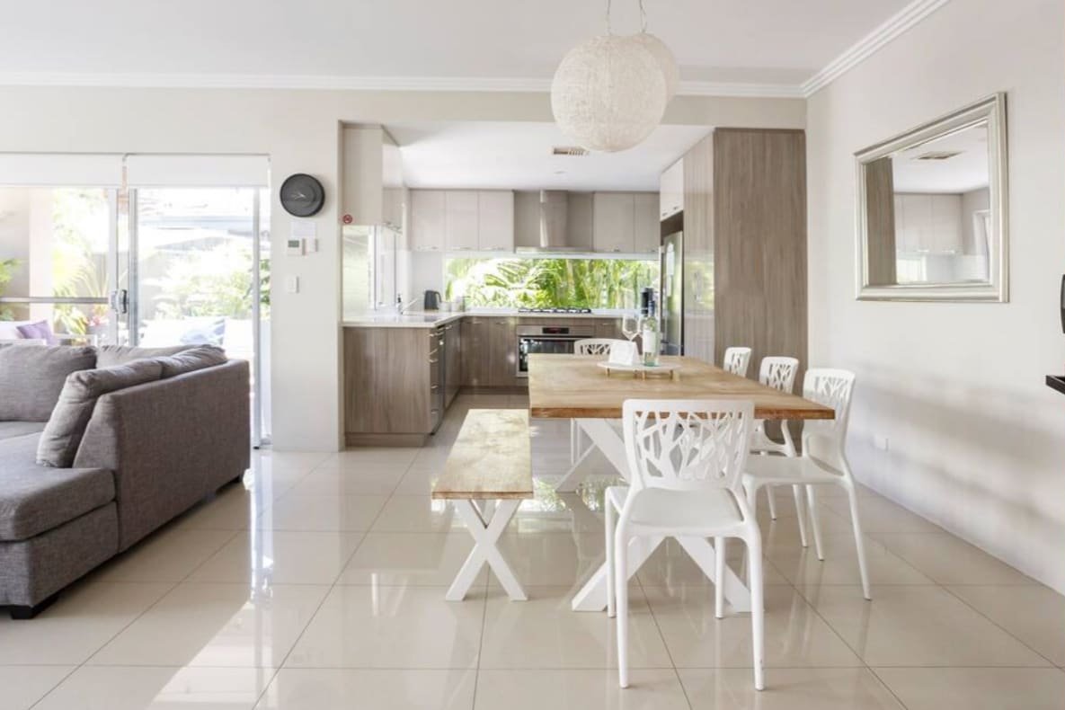 Amazing Group Stay! 2 Kitchens, 6 b/r,4 bathrooms! gallery image 5