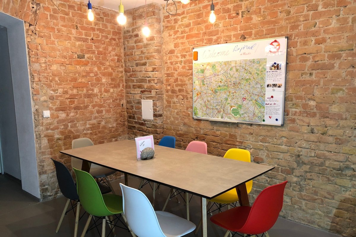 *NEU* Stylish Design-Flat, 8 Room, 4 Bath, central gallery image 2