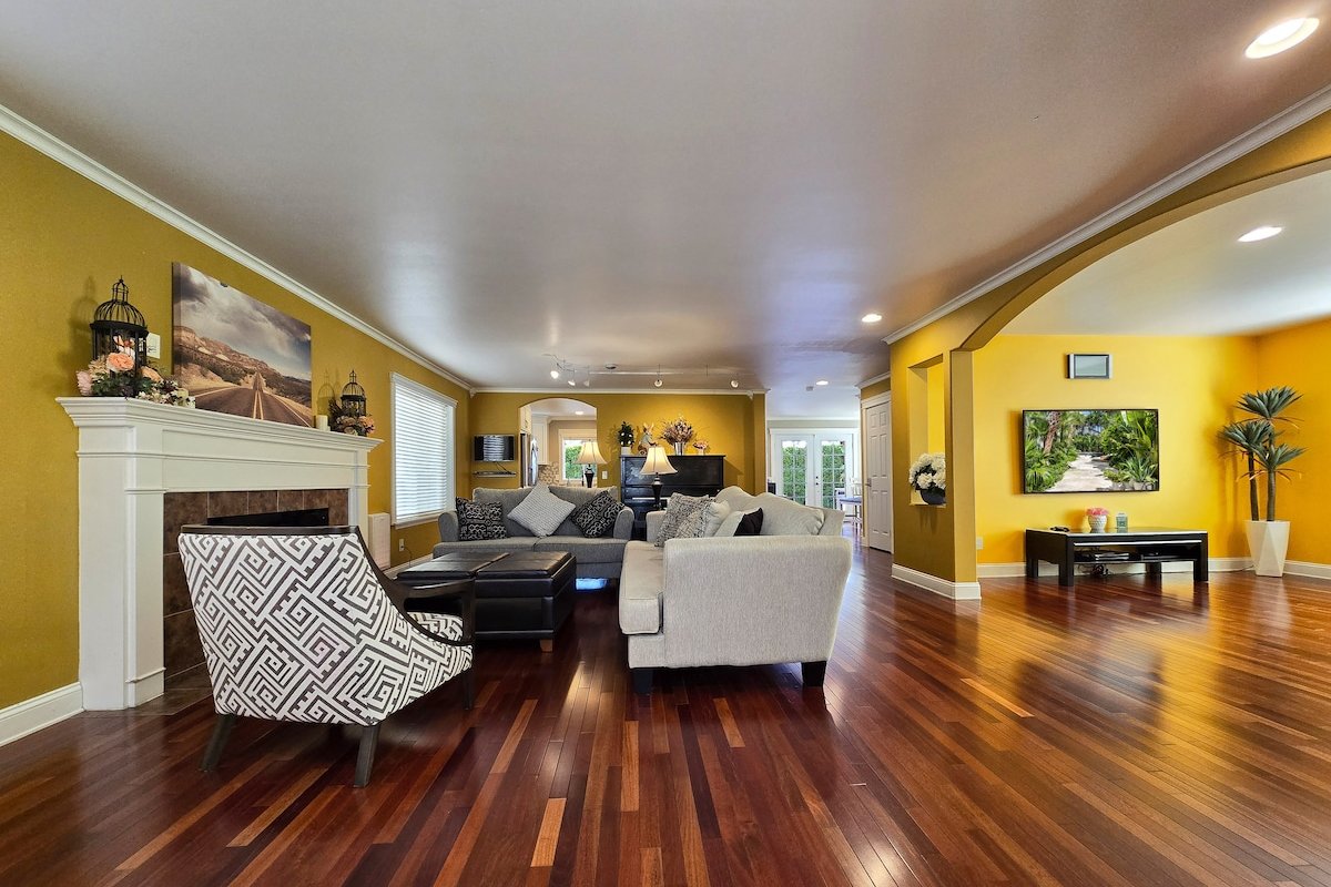 Comfort and Luxury Tropical Villa with EV Charger. gallery image 3