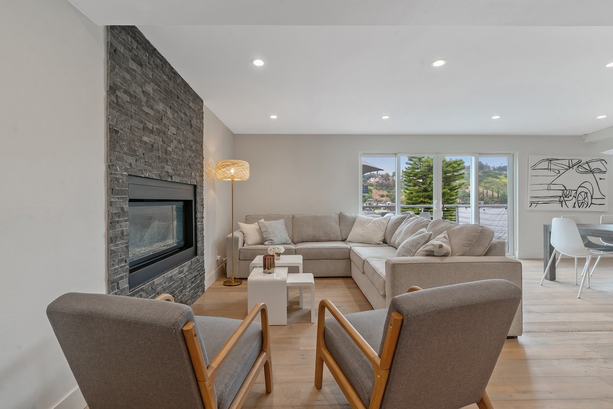 Panoramic LA Views – Modern & Cozy Retreat gallery image 5