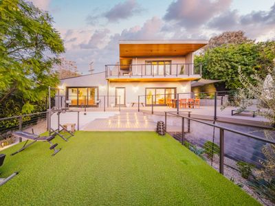Modern Architectural Escape Overlooking the Valley