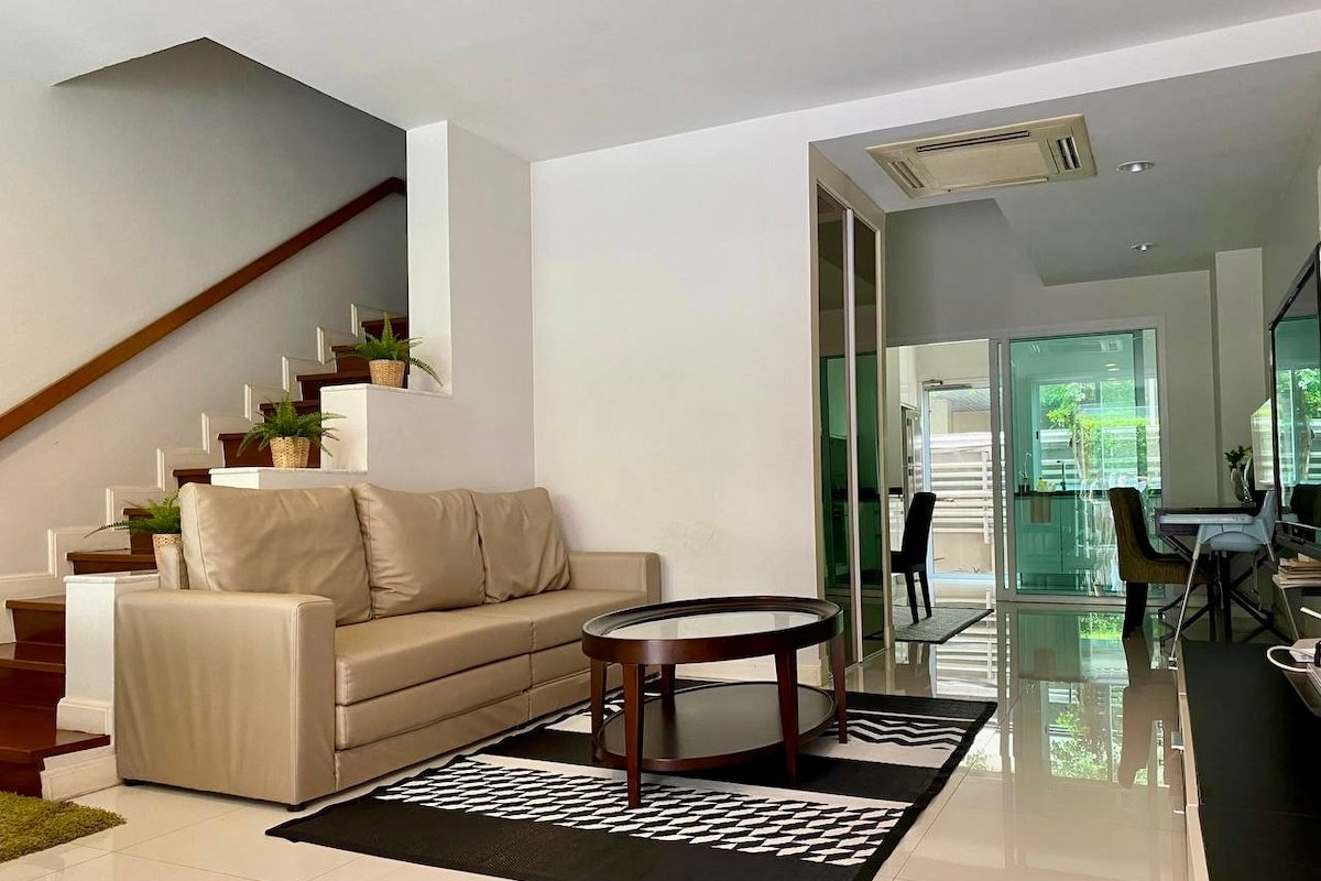 3BR (200sqm.) + guest pool and close to BTS/MRT! gallery image 4