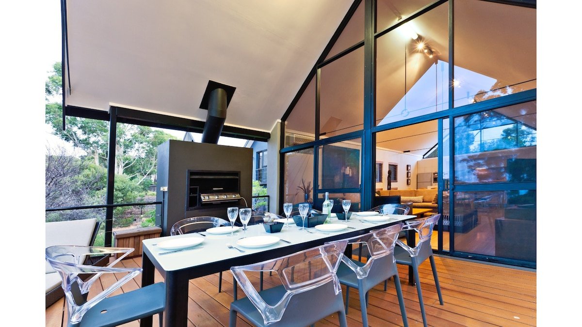 Whitehaven—Stylish Group Retreat with Ocean Views gallery image 3