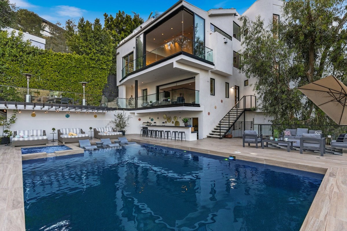 Scenic Hollywood Hills Oasis with Stunning Vistas gallery image 3
