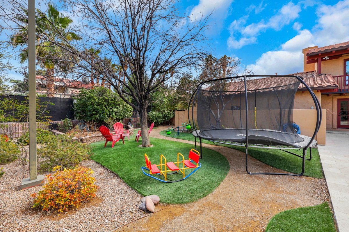 5-STARS 6BR 3.5 BTH BIG YARD Pool & Hot Tub gallery image 3