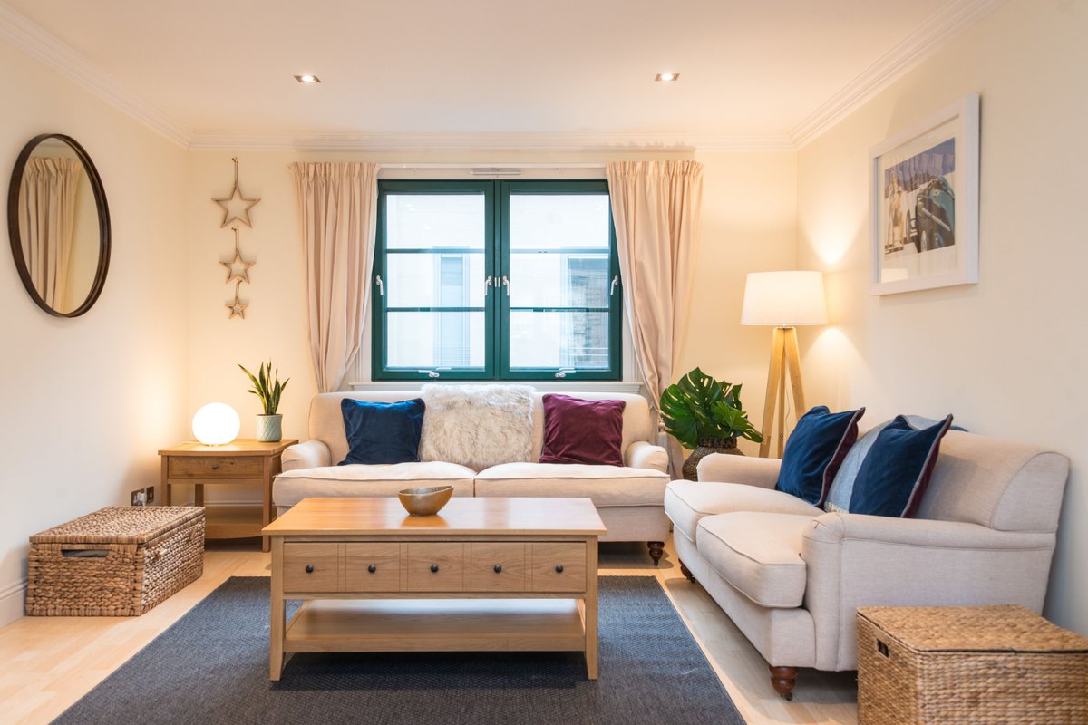 Beautiful central mews house near tram to airport