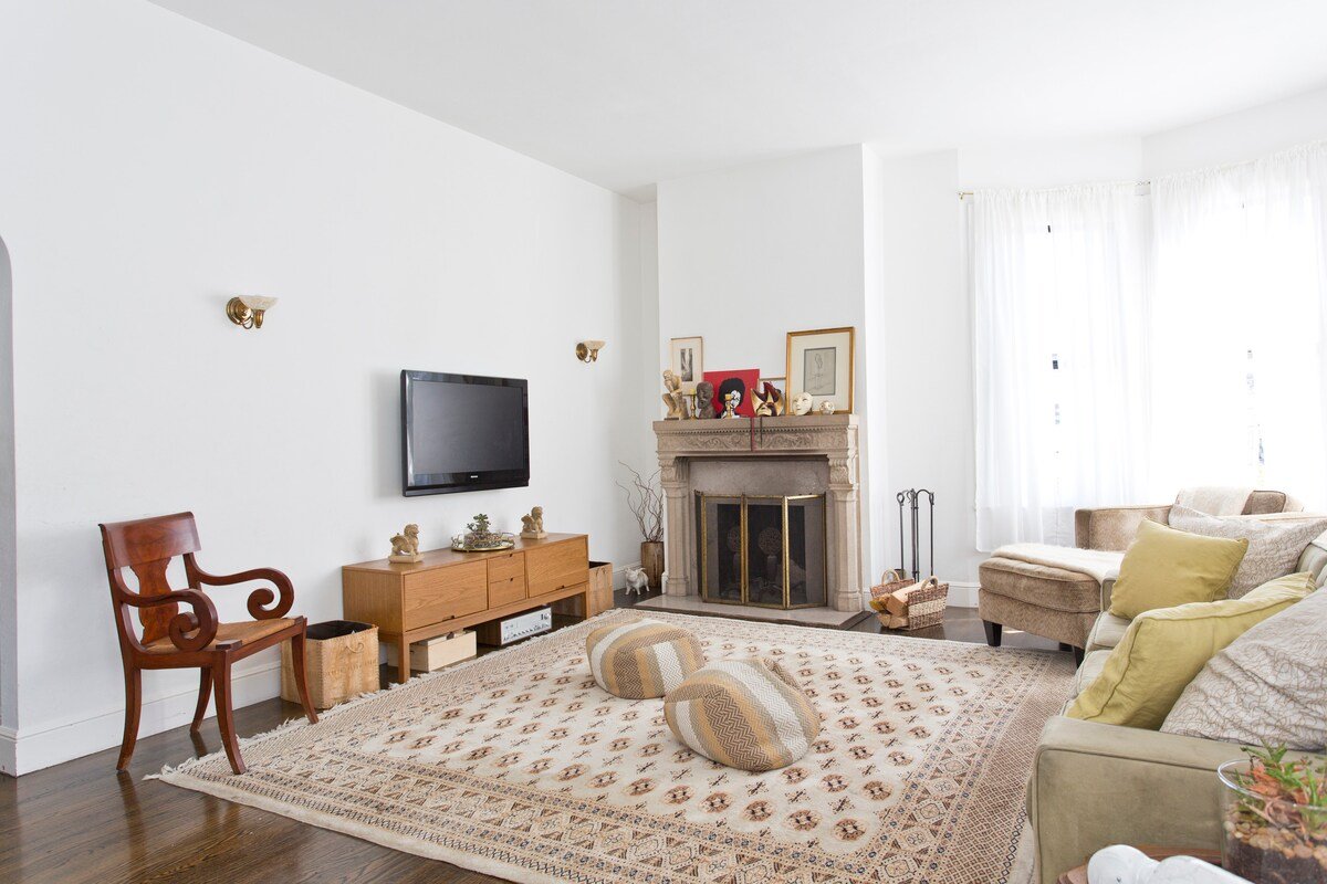 Spacious & Bright 3BD/1.5BA Cow Hollow Home w/Deck gallery image 3