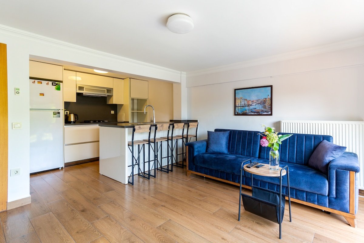 Incredible Luxurious Villa with Spacious Garden gallery image 4