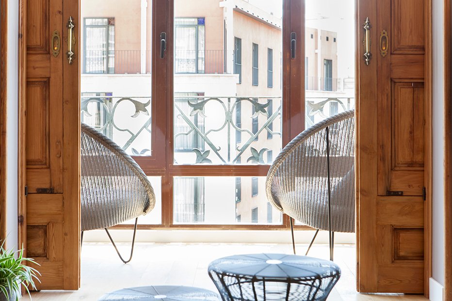 Bright 2 Bed/2 Bath Apt with balconies-city centre