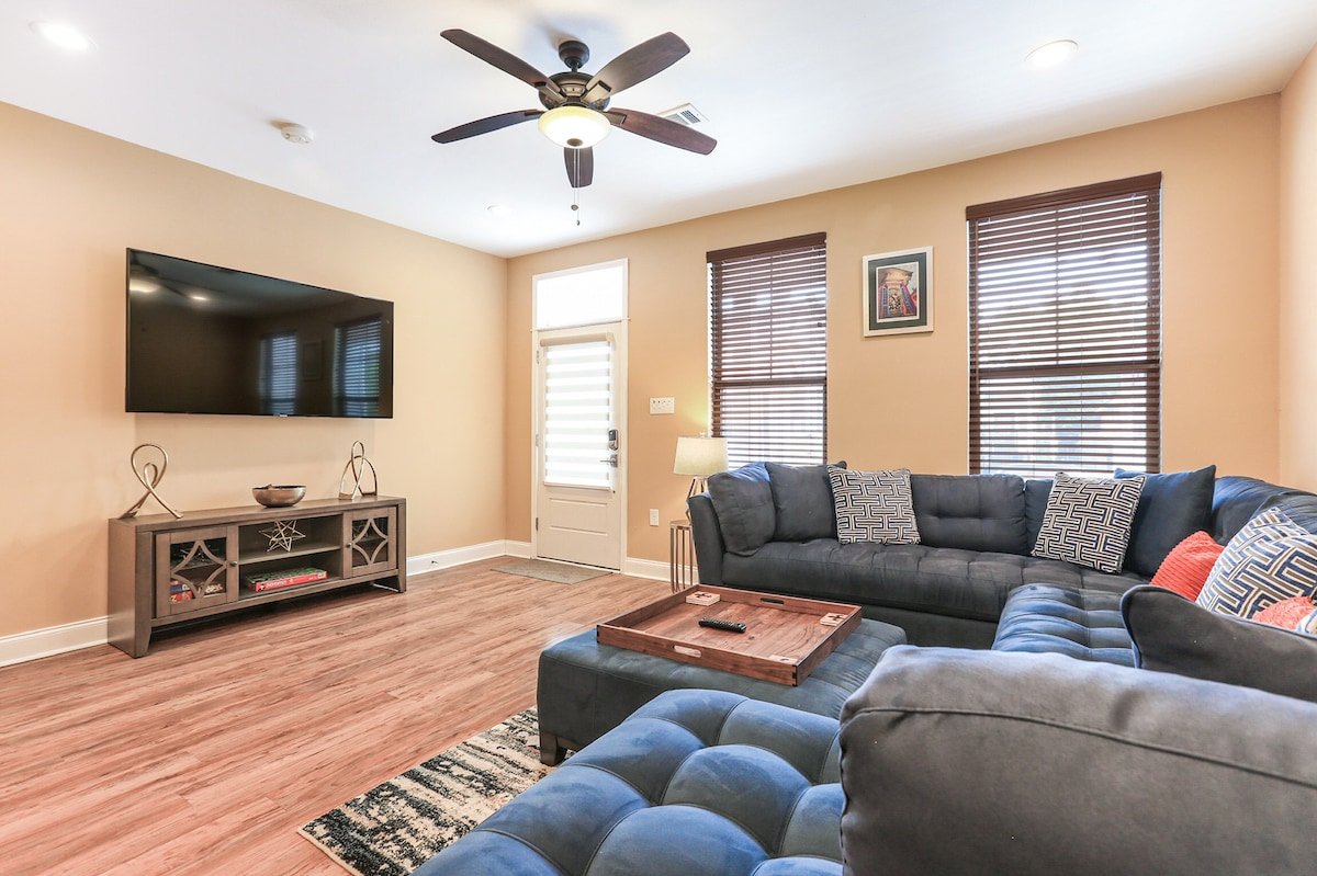 Modern and Colorful Home in the Heart of Mid City gallery image 3