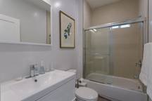 Huge newly redone 10 bedroom 10 bathroom home gallery image 5