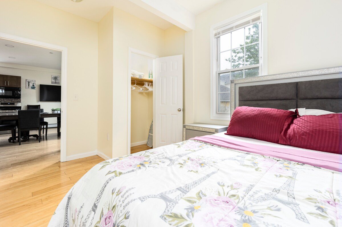 Bright NYC Apt, Near JFK, LGA & Easy Subway Access gallery image 5