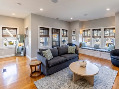 Elegant Home, 7 Mins to Castle Hill & Ocean Cliff