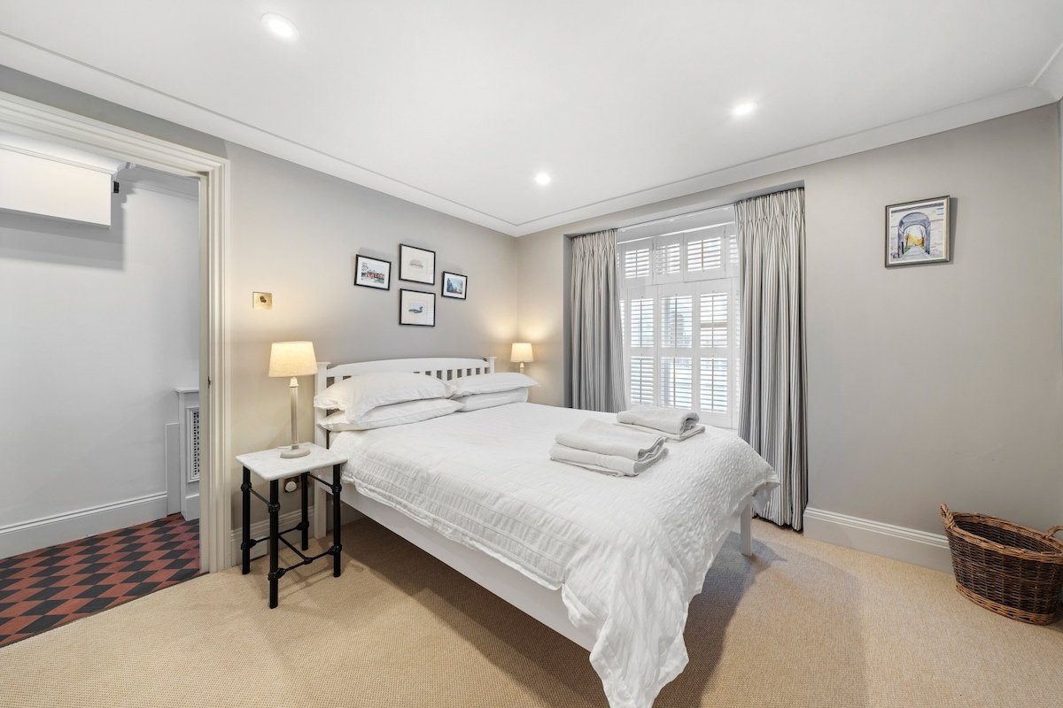 Modern 3-floor open plan townhouse with patio gallery image 2