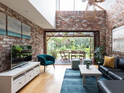 The Loft House- walk to the beach and cafes