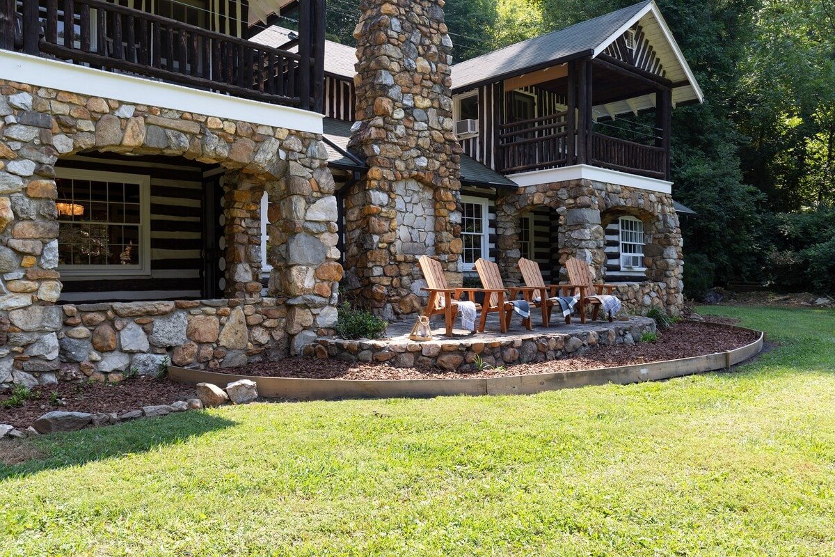 The Magnolia Lodge – 9 minutes to downtown AVL gallery image 3