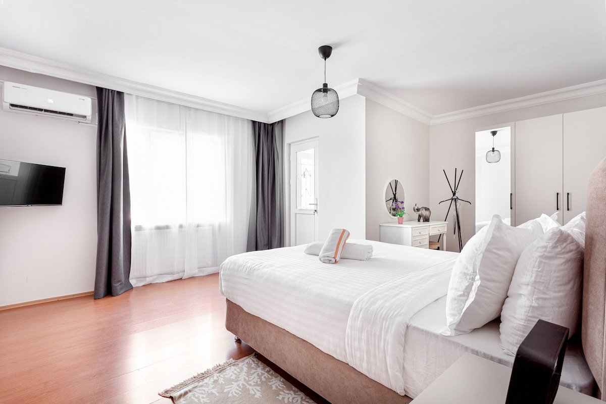 Charming 3-BR. w/Sweet king Beds. Lift &a full AC gallery image 4