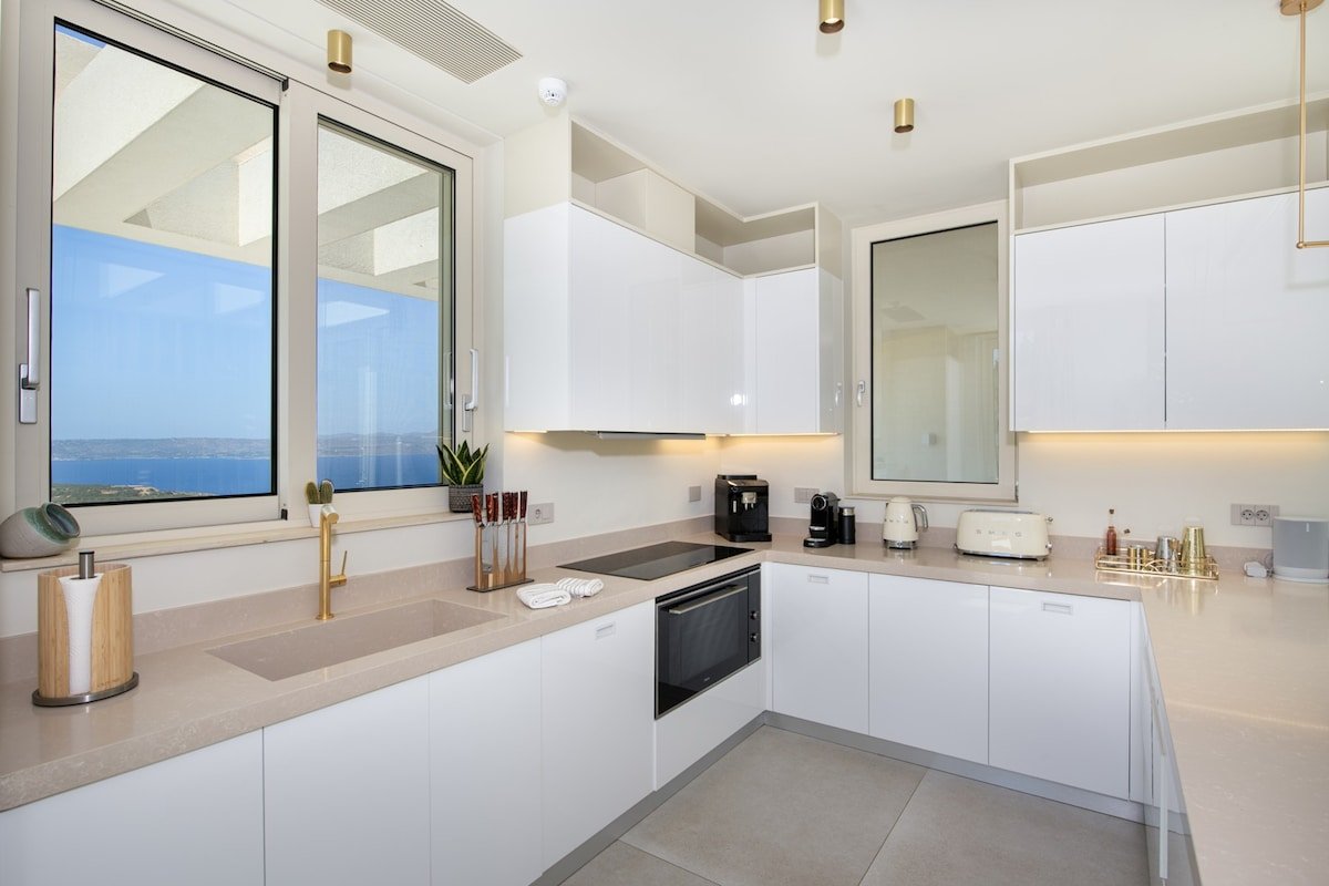 Luxury Sea View Villa w Heated Pool, Jacuzzi & Gym gallery image 5