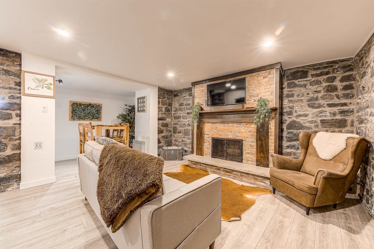 Modern Meets Rustic- 2 Bedroom in Old Quebec gallery image 2