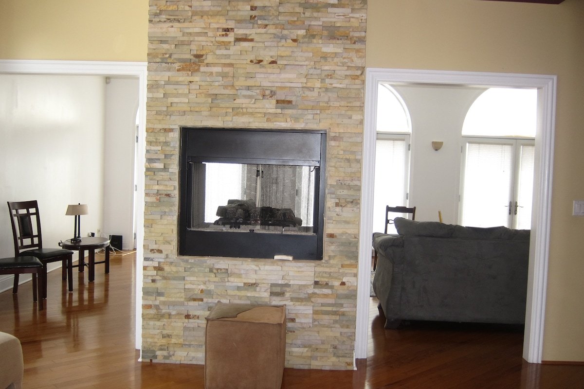 Spacious Beauty 3BR 3Bath Duplex w/ Roof-Top Deck gallery image 3