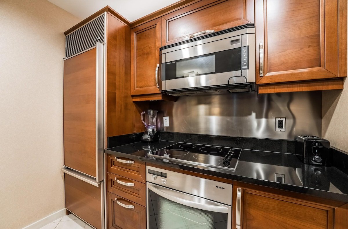 Las Vegas Strip Views! 2BR Suite at Signature MGM gallery image 5