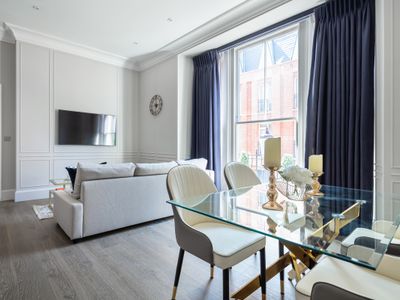 The Harrods Residence / Luxury /Air Con*