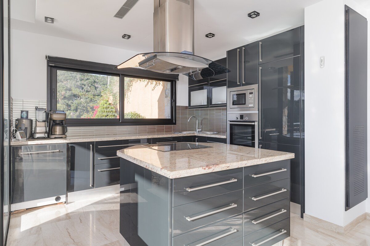 Nice Views ► Private Beach, Pool, Jacuzzi gallery image 3