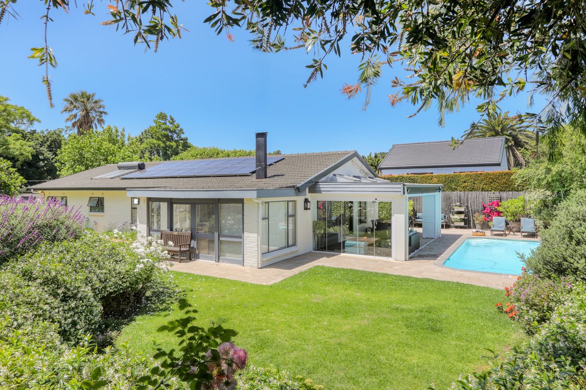 Upper Constantia villa in tranquil garden setting